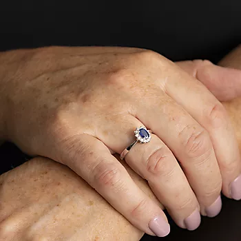 Bilde nummer 2 av Pan Jewelry, Ring i 585 hvitt gull med diamanter 0,16 ct og safir