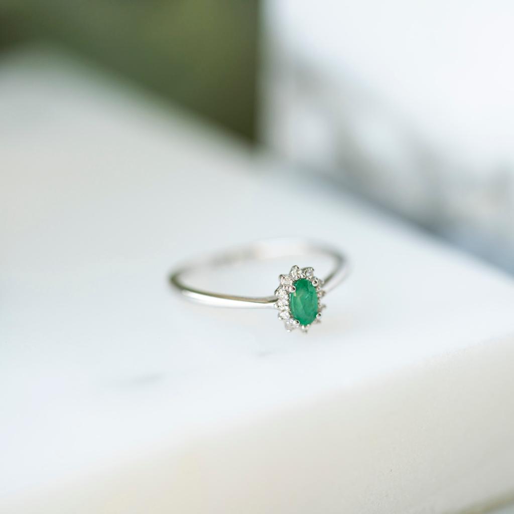 Bilde nummer 3 av Gold Collection, Ring i 585 hvitt gull med diamanter 0,04 ct og smaragd
