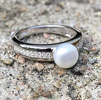 Bilde nummer 2 av Pan Jewelry, Ring i 925 sølv med ferskvannsperle og zirkonia