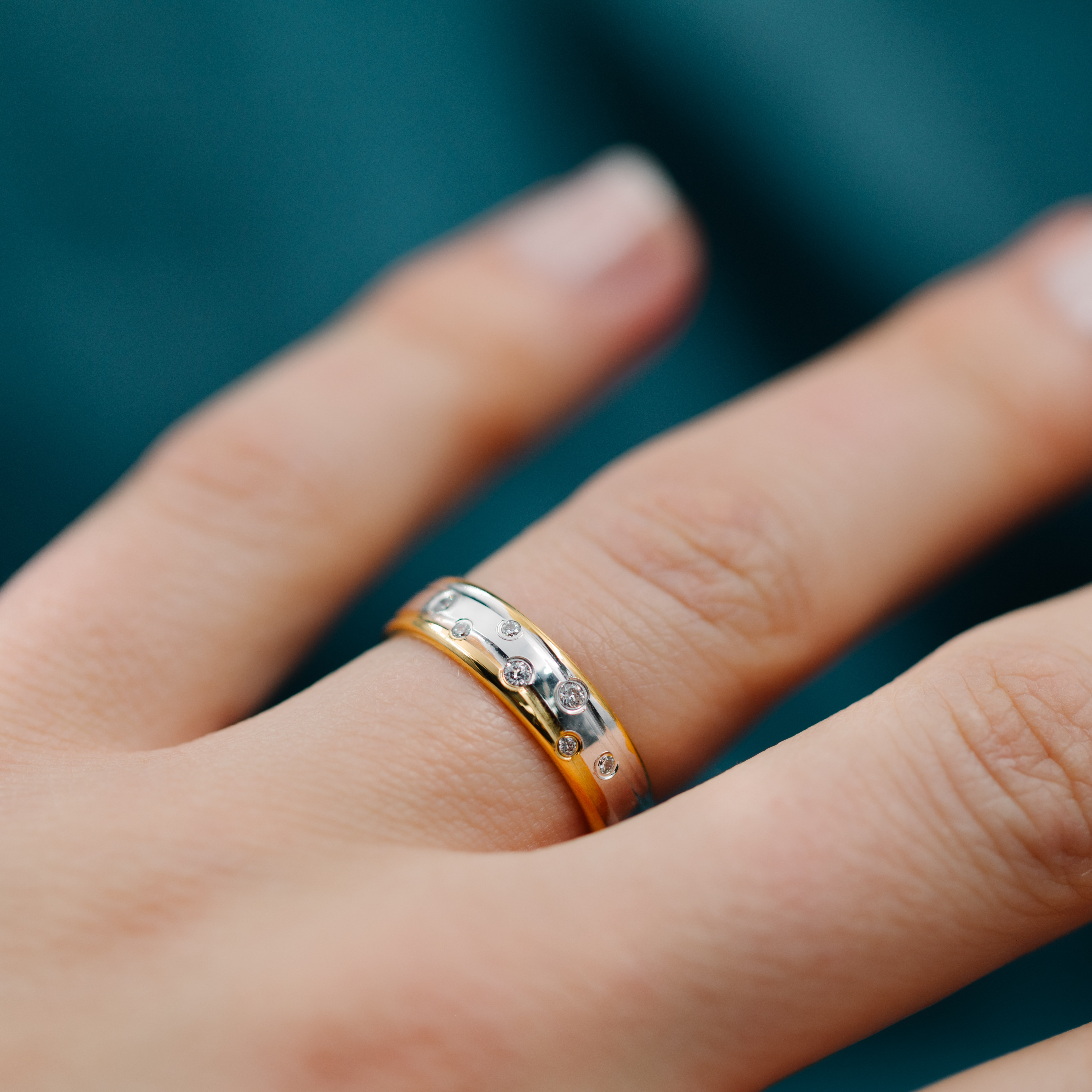 Bilde nummer 2 av Giftering i 585 gult og hvitt gull med diamanter 0,10 ct | 5 mm bredde