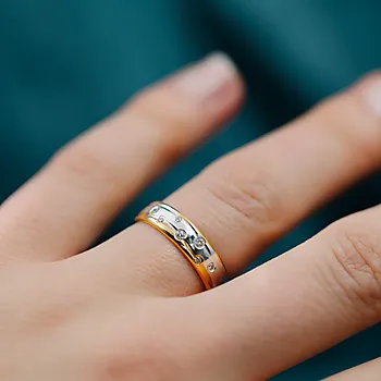 Bilde nummer 2 av Giftering i 585 gult og hvitt gull med diamanter 0,10 ct | 5 mm bredde