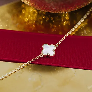 Bilde nummer 3 av Kløver armbånd i forgylt 925 sølv med perlemor