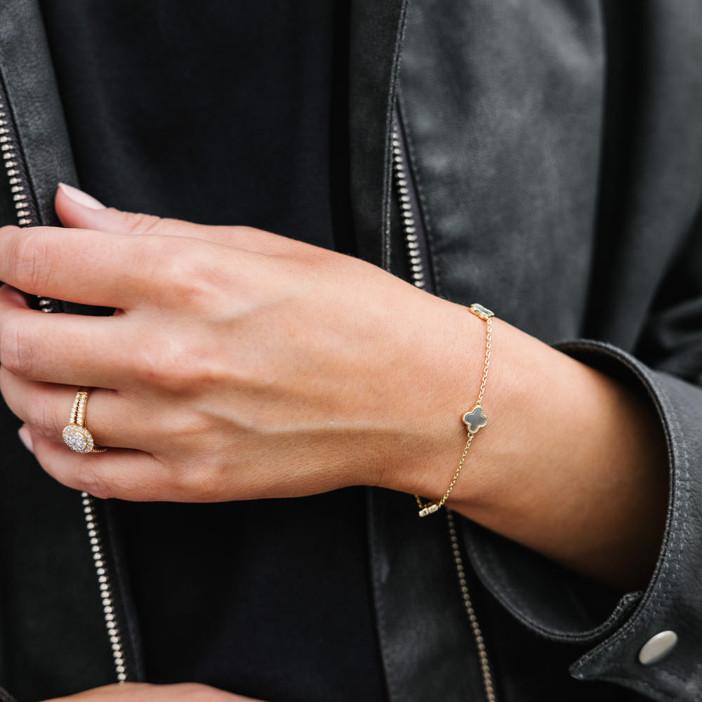 Bilde nummer 4 av Pan Jewelry, Kløver armbånd i forgylt 925 sølv med grå perlemor