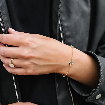 Bilde nummer 4 av Pan Jewelry, Kløver armbånd i forgylt 925 sølv med grå perlemor