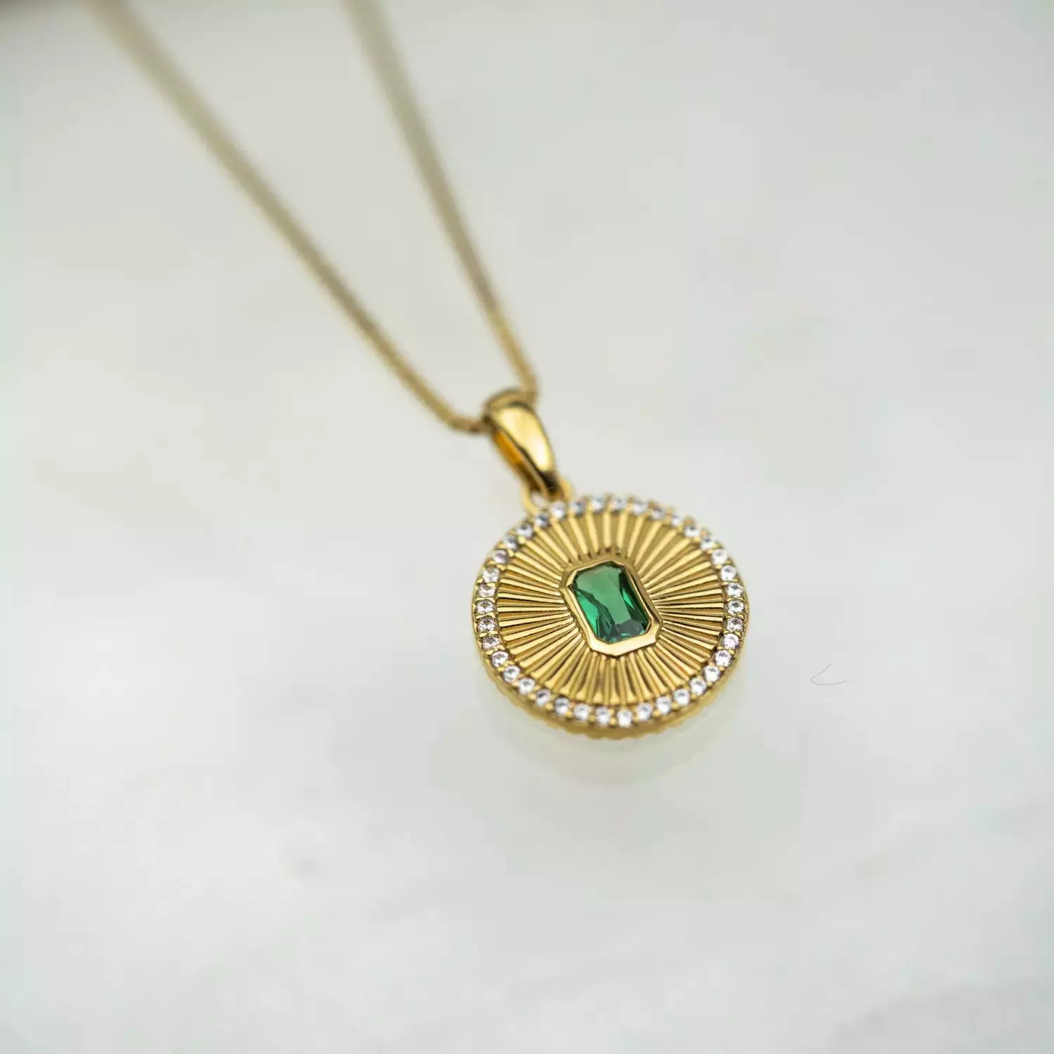 Bilde nummer 2 av Janne Formoe by Pan Jewelry, Smykke i forgylt 925 sølv med grønn zirkonia
