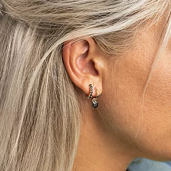 Bilde nummer 3 av Pan Jewelry, Øreringer i forgylt sølv med sort zirkonia