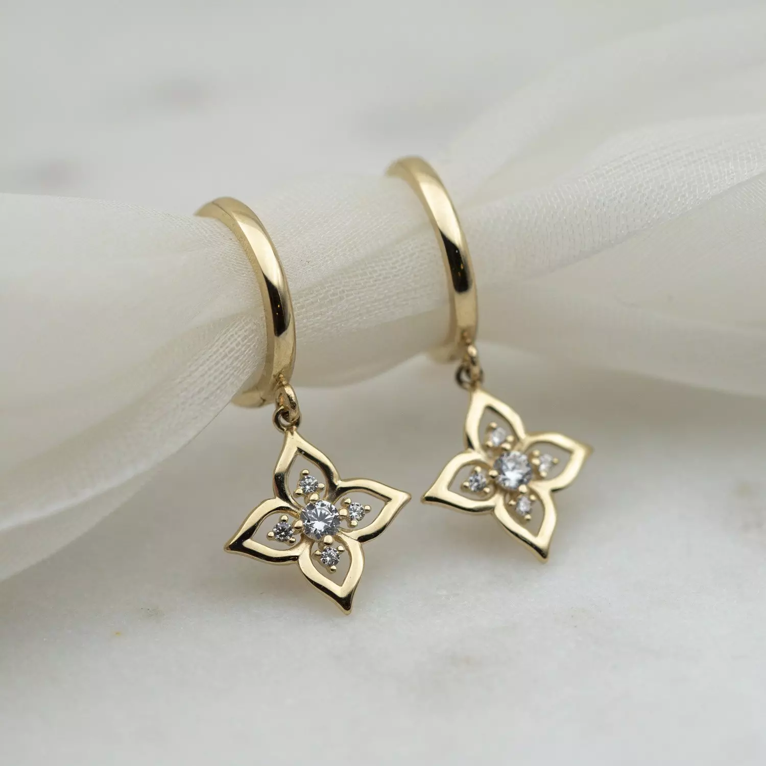 Bilde nummer 3 av Pan Jewelry, Øreringer i 585 gult gull med zirkonia og blomst