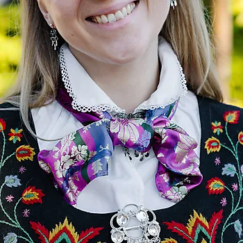 Bilde nummer 2 av Herborg silkeskjerf i 100% silke