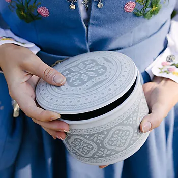 Bilde nummer 3 av Bunadskrin tradisjon i grå