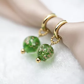 Bilde nummer 2 av Pan Jewelry, Anheng i 925 forgylt sølv med grønn glasskule