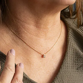 Bilde nummer 2 av Pan Jewelry, Anheng i 585 gult gull med diamant 0,04 ct og champagnefarget granatsten