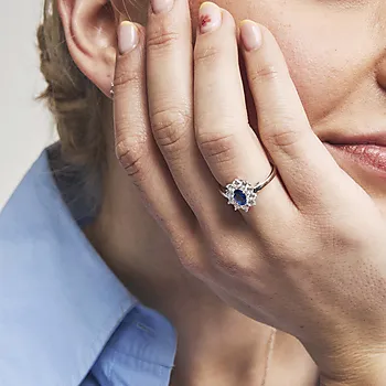 Bilde nummer 2 av Royal ring i 925 sølv med blå zirkonia