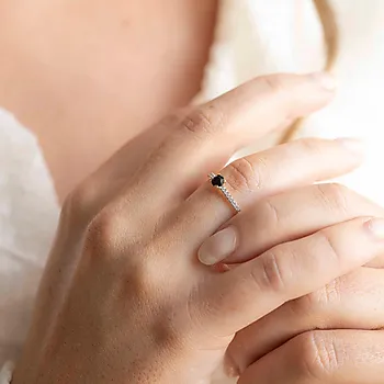 Bilde nummer 2 av Diamantring i 585 gult gull 0,10 ct med onyx