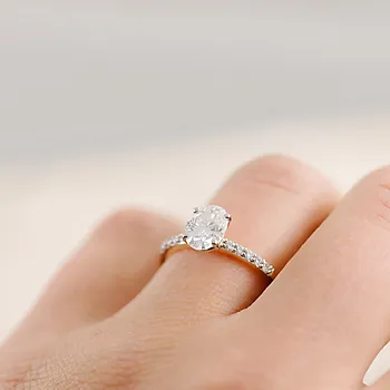 Bilde nummer 2 av Julie diamantring i 375 hvitt gull med diamanter 0,12 ct og moissanite sten