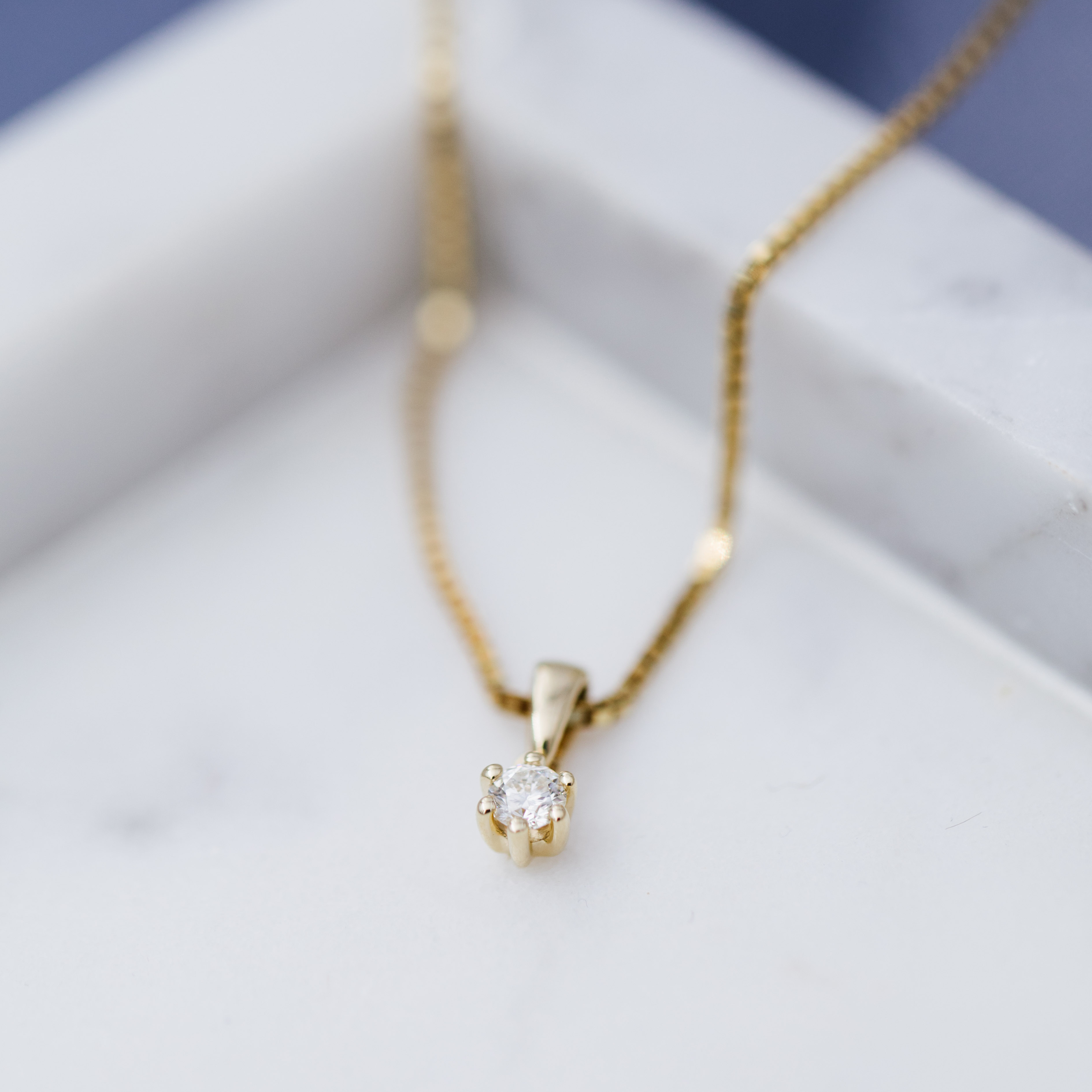 Bilde nummer 3 av Pan Jewelry, Ingrid enstensanheng i 585 gult gull 0,10 ct