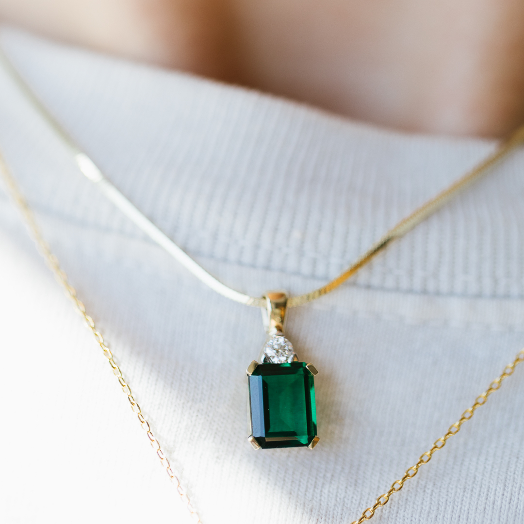 Bilde nummer 2 av Michelle smykke i 585 gult gull med diamant 0,10 ct hydrotermisk smaragd