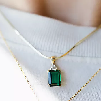 Bilde nummer 2 av Michelle smykke i 585 gult gull med diamant 0,10 ct hydrotermisk smaragd
