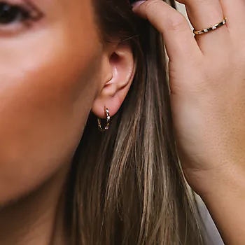 Bilde nummer 4 av Hedda øreringer i 375 gull med diamanter 0,09 ct