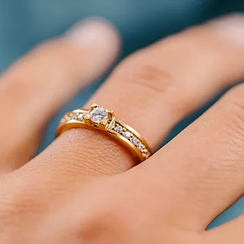 Bilde nummer 2 av Giftering i 585 gult gull med diamanter 0,40 CT | 4 mm bredde