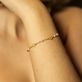 Bilde nummer 2 av Spectre armbånd i forgylt 925 sølv med ferskvannsperler