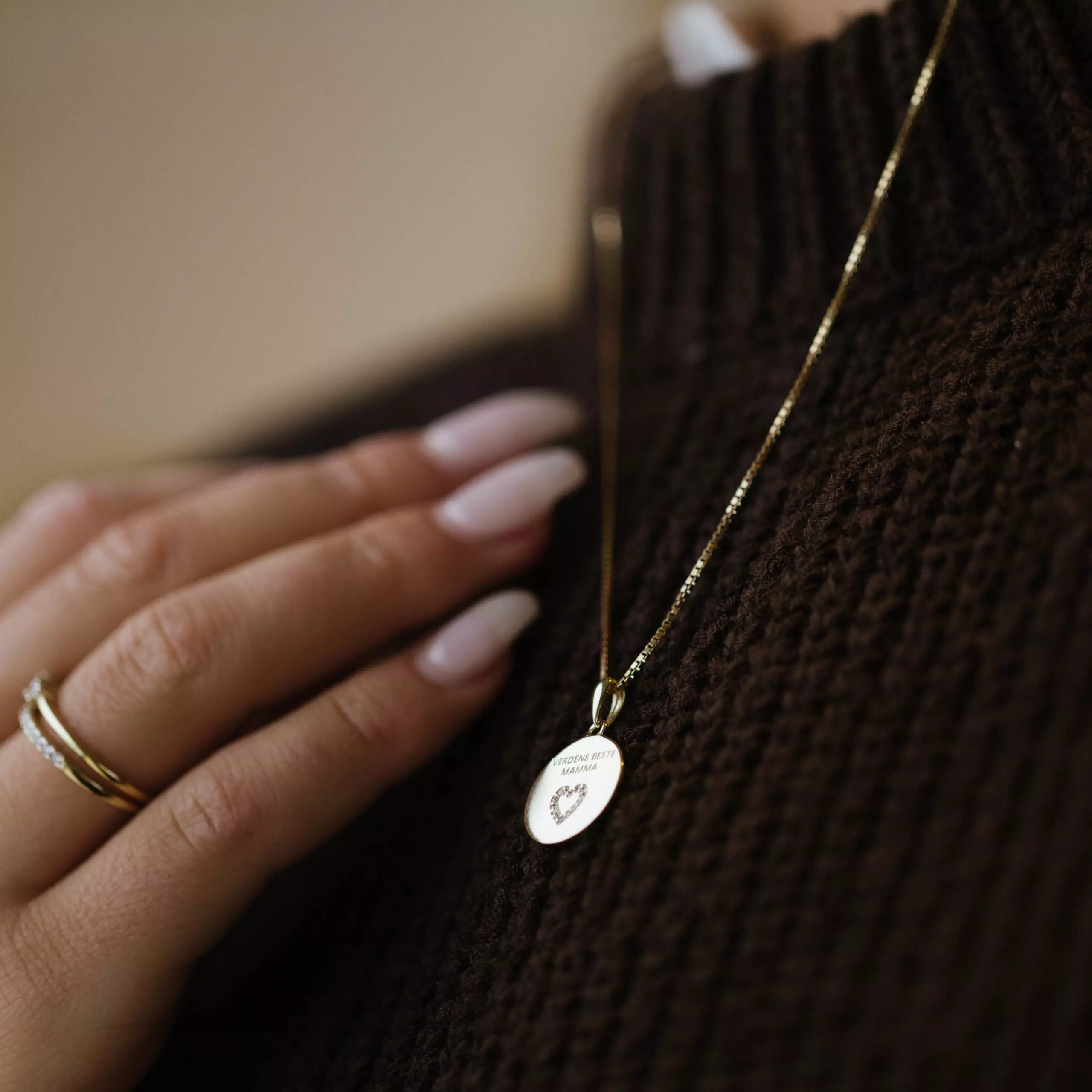Bilde nummer 3 av Pan Jewelry, Smykke i forgylt 925 sølv med zirkonia og teksten VERDENS BESTE MAMMA
