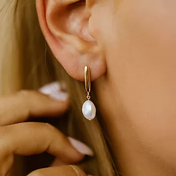 Bilde nummer 2 av Pan Jewelry, Øredobber i 585 gult gull med barokk ferskvannsperle