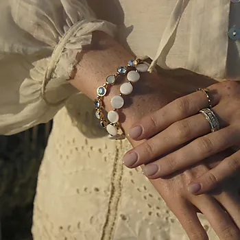 Bilde nummer 2 av Solstice armbånd i forgylt messing med opal