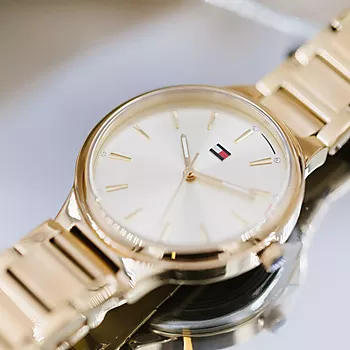 Bilde nummer 4 av Tommy Hilfiger, Bella dameklokke i gullfarget stål med lenke