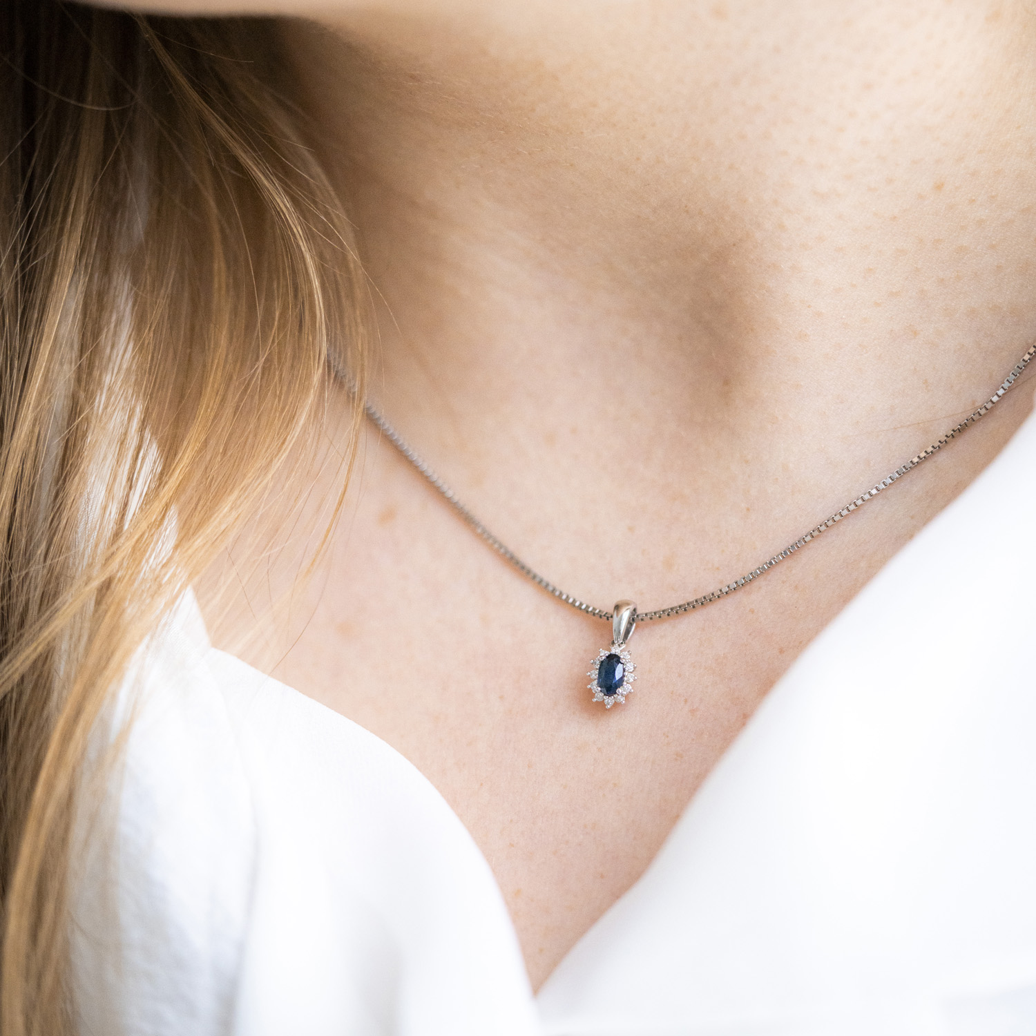 Bilde nummer 2 av Gold Collection, Anheng i 585 hvitt gull med diamanter 0,04 ct og safir
