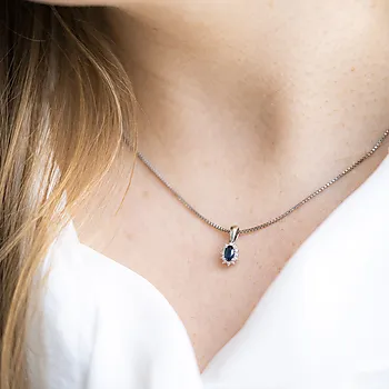 Bilde nummer 2 av Gold Collection, Anheng i 585 hvitt gull med diamanter 0,04 ct og safir