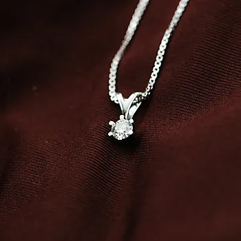 Bilde nummer 2 av Olivia anheng i 585 hvitt gull med diamant 0,30 ct