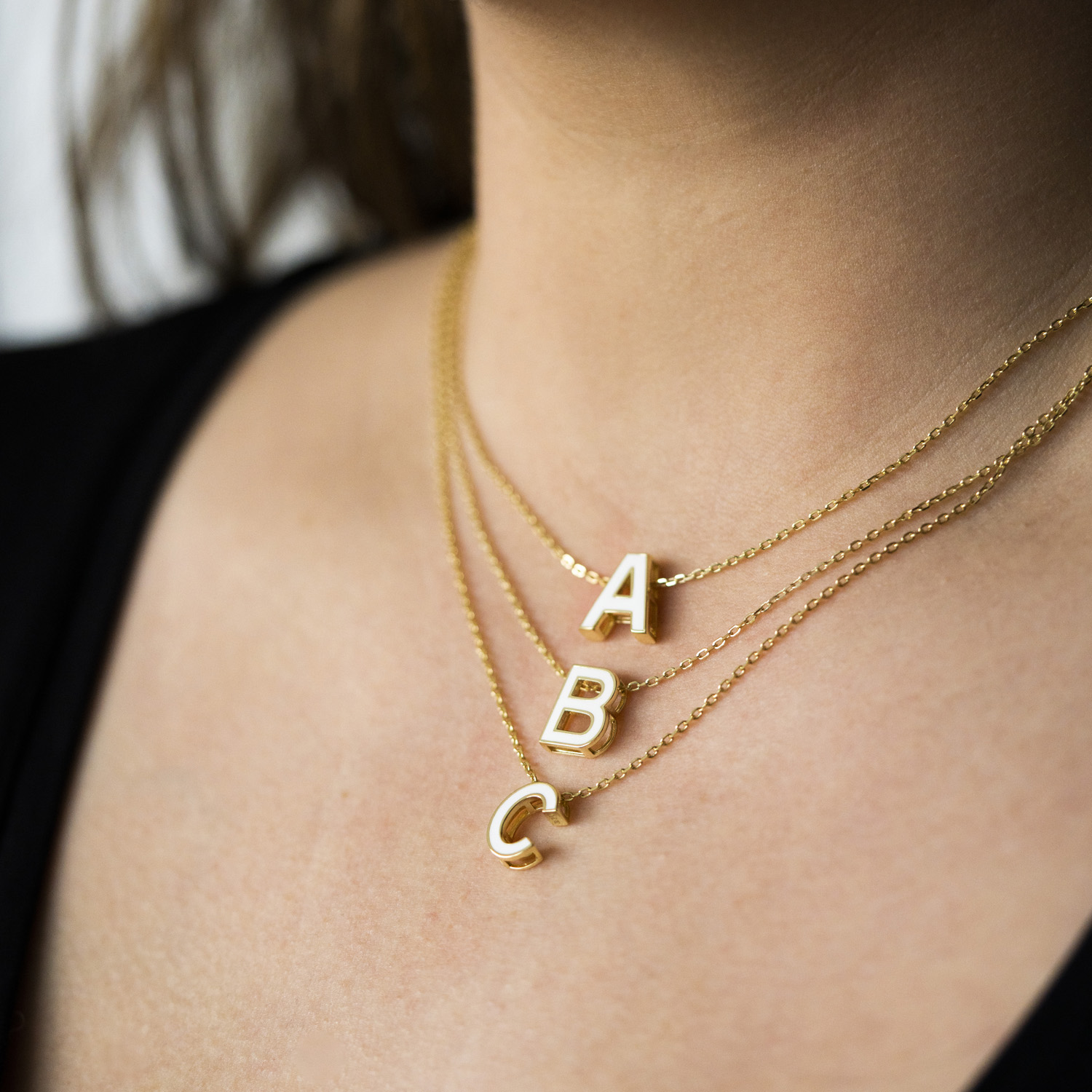 Bilde nummer 4 av Pan Jewelry, Bokstavsmykke i forgylt 925 sølv med hvit emalje