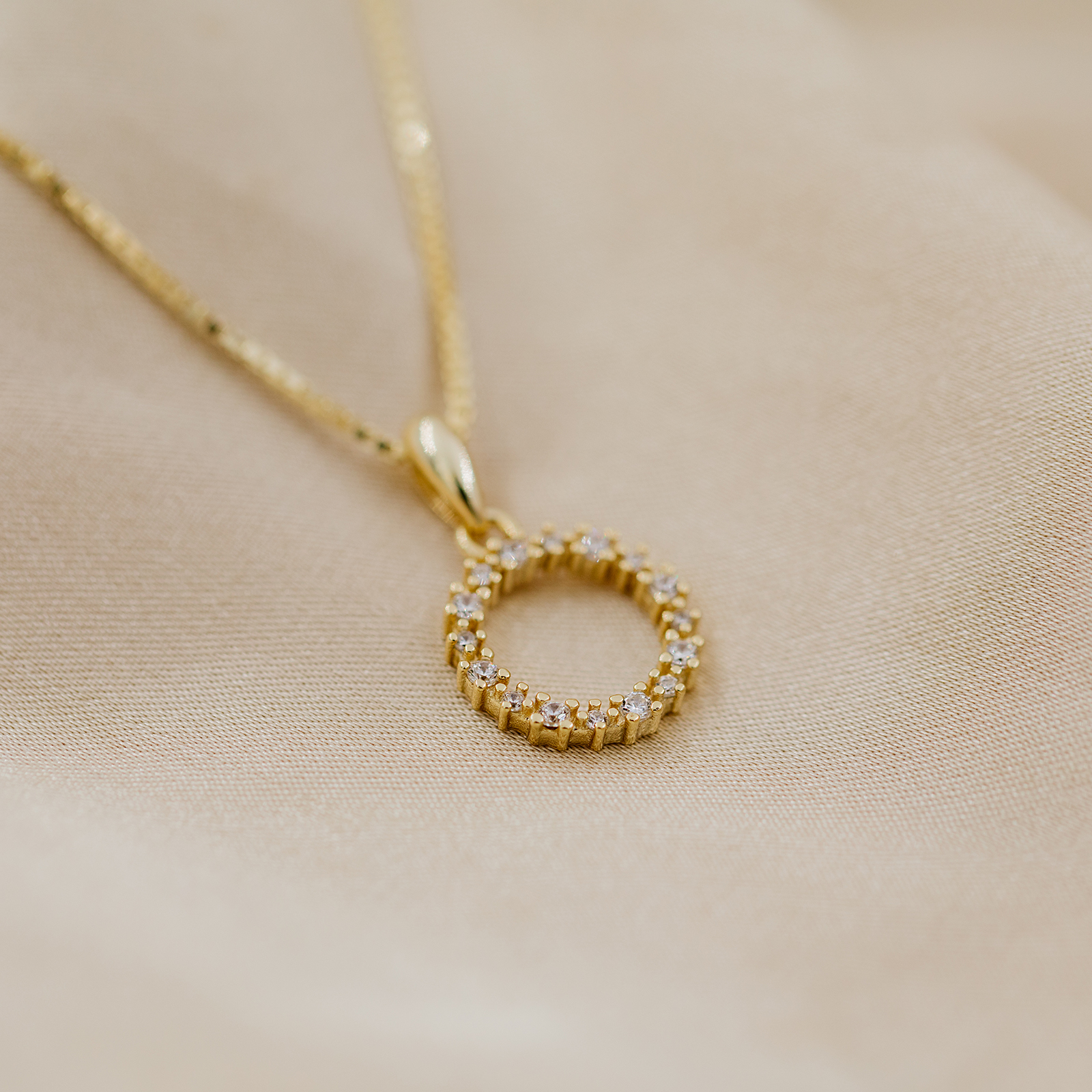 Bilde nummer 2 av Pan Jewelry, Smykke i 925 forgylt sølv med sirkel og zirkonia