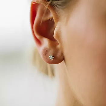 Bilde nummer 2 av Olivia øredobber i 585 hvitt gull med diamant 0,30 ct