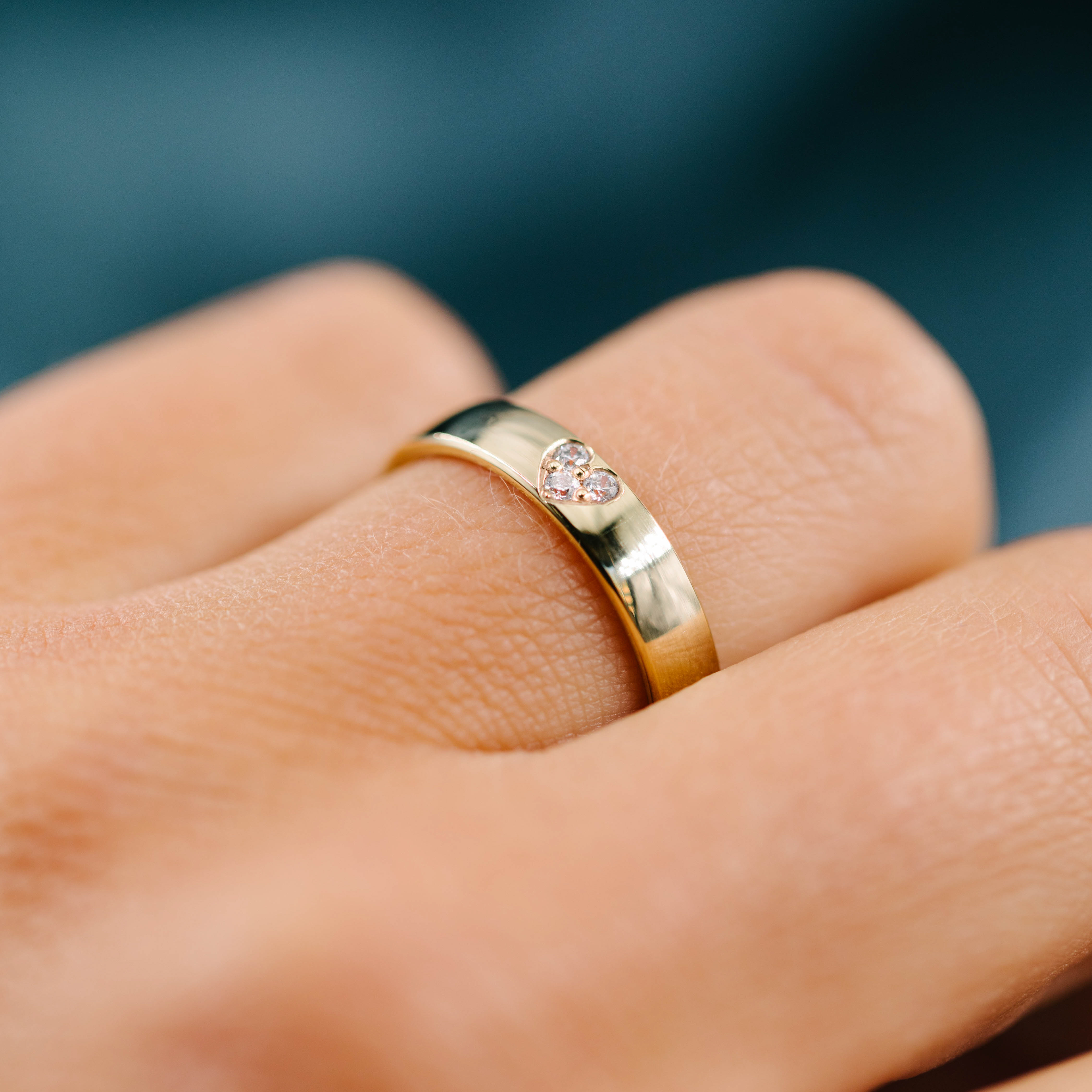 Bilde nummer 3 av Giftering i 585 gult gull med diamanter og hjerte 0,06 CT | 4 mm bredde