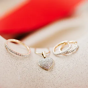 Bilde nummer 4 av Clara diamantøreringer i 375 gult gull 0,20 ct