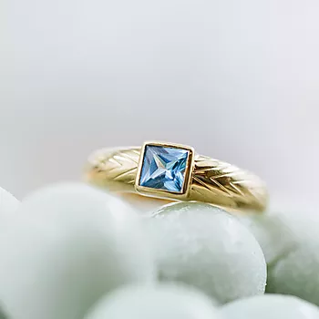 Bilde nummer 2 av Janne Formoe by Pan Jewelry, Ring i forgylt 925 sølv med blå zirkonia