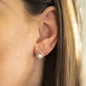 Bilde nummer 2 av Pan Jewelry, Øredobber i 585 hvitt gull med ferskvannsperle og zirkonia med dråpeform