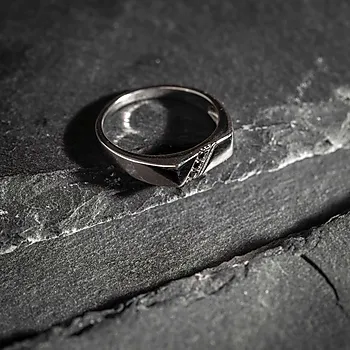 Bilde nummer 4 av Ring i 925 sølv med sorte stener