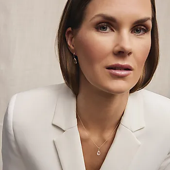 Bilde nummer 3 av Øredobber i 585 gult gull med rosenkvarts