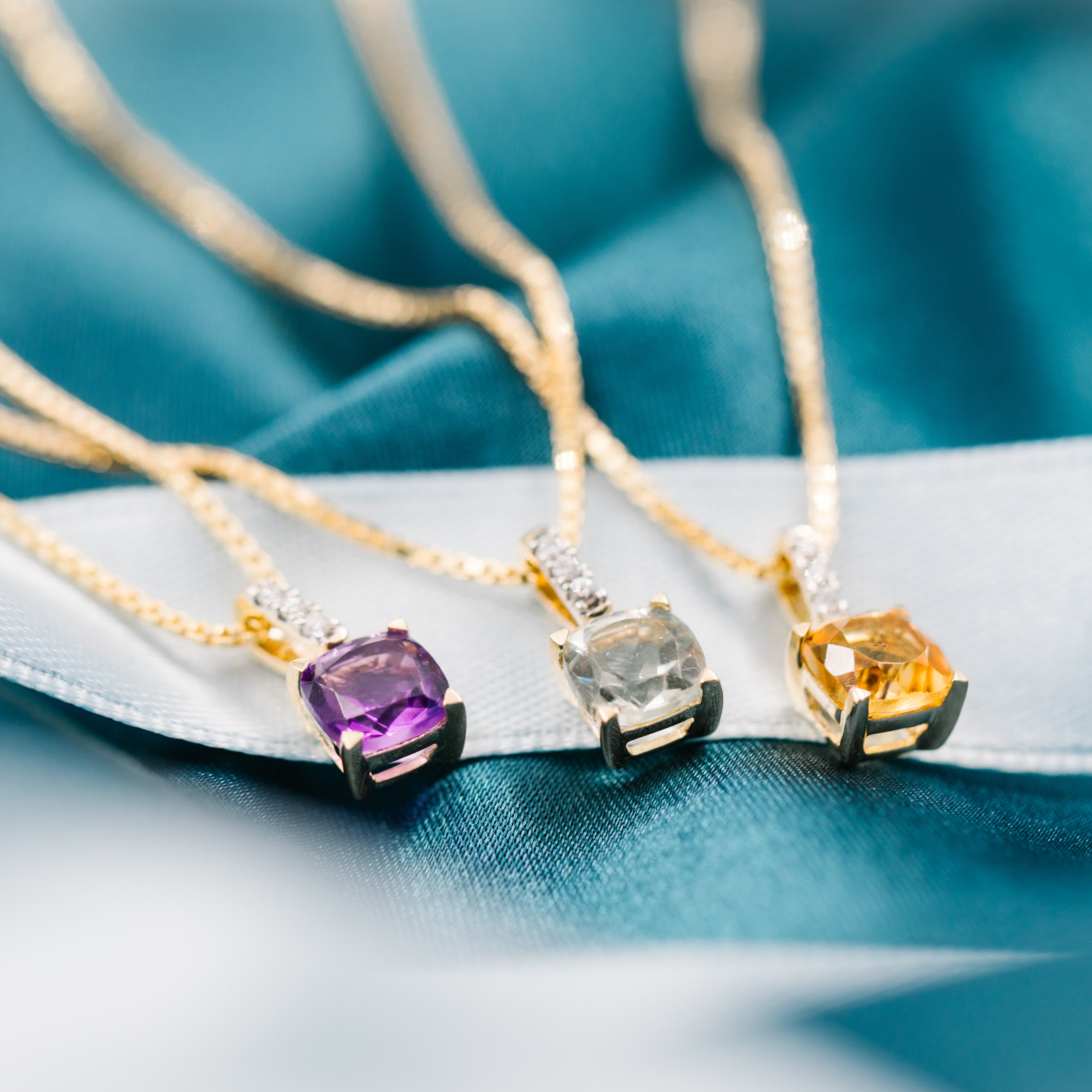 Bilde nummer 3 av Aurora anheng i 585 gult gull med diamanter 0,03 og ametyst
