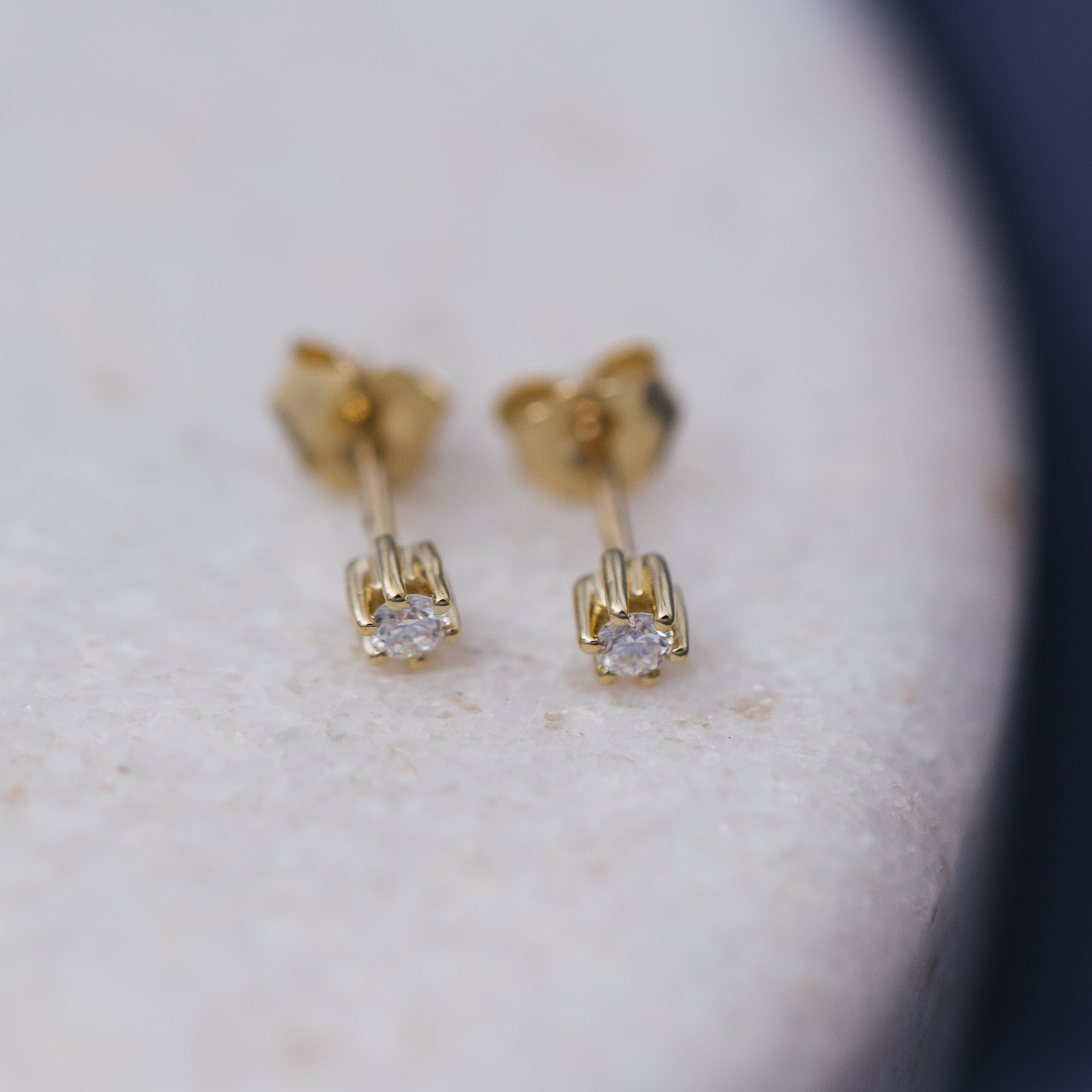 Bilde nummer 3 av Pan Jewelry, Ingrid enstensøredobber i 585 gult gull 0,10 ct