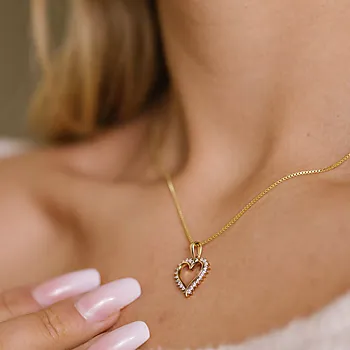 Bilde nummer 2 av Sophia smykke i 375 gult gull med diamanthjerte 0,15 ct