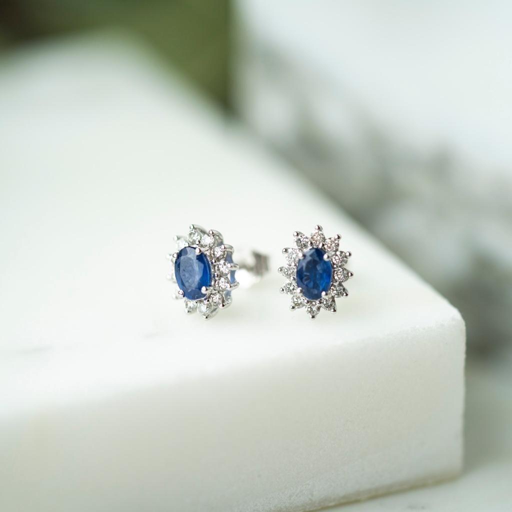 Bilde nummer 4 av Gold Collection, Øredobber i 585 hvitt gull med diamanter 0,48 ct og safir