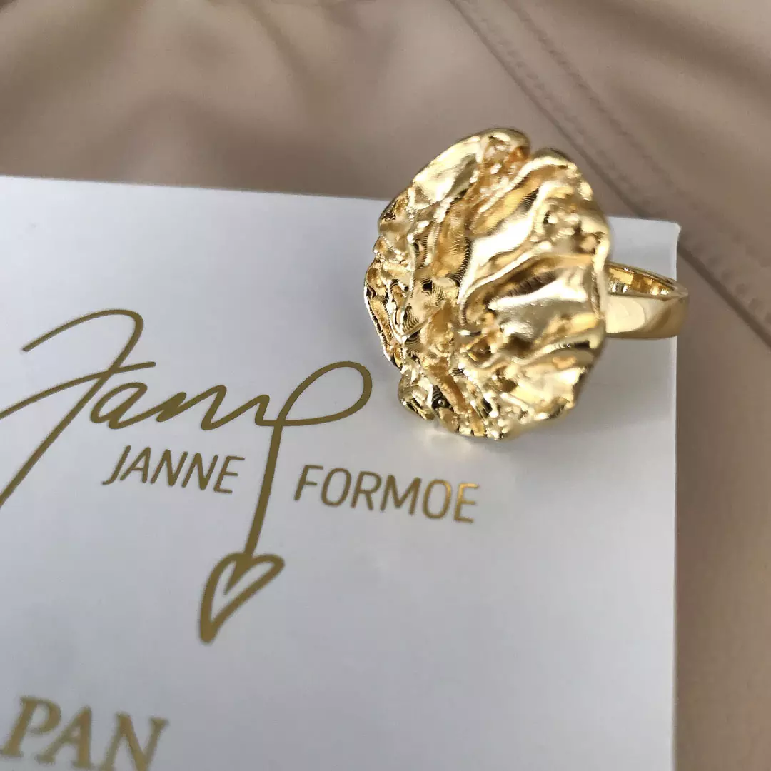 Bilde nummer 3 av Janne Formoe by Pan Jewelry, Ring i 925 forgylt sølv med struktur