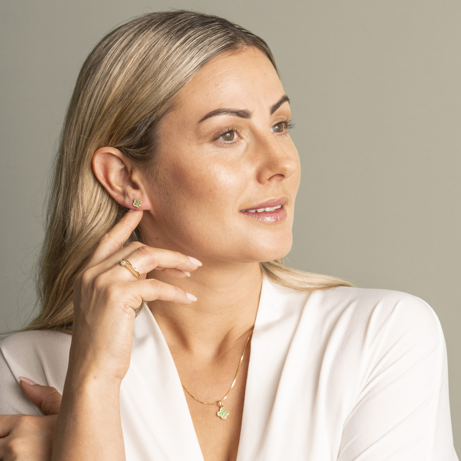 Bilde nummer 3 av Pan Jewelry, Kløver øredobber i forgylt 925 sølv med grønn zirkonia