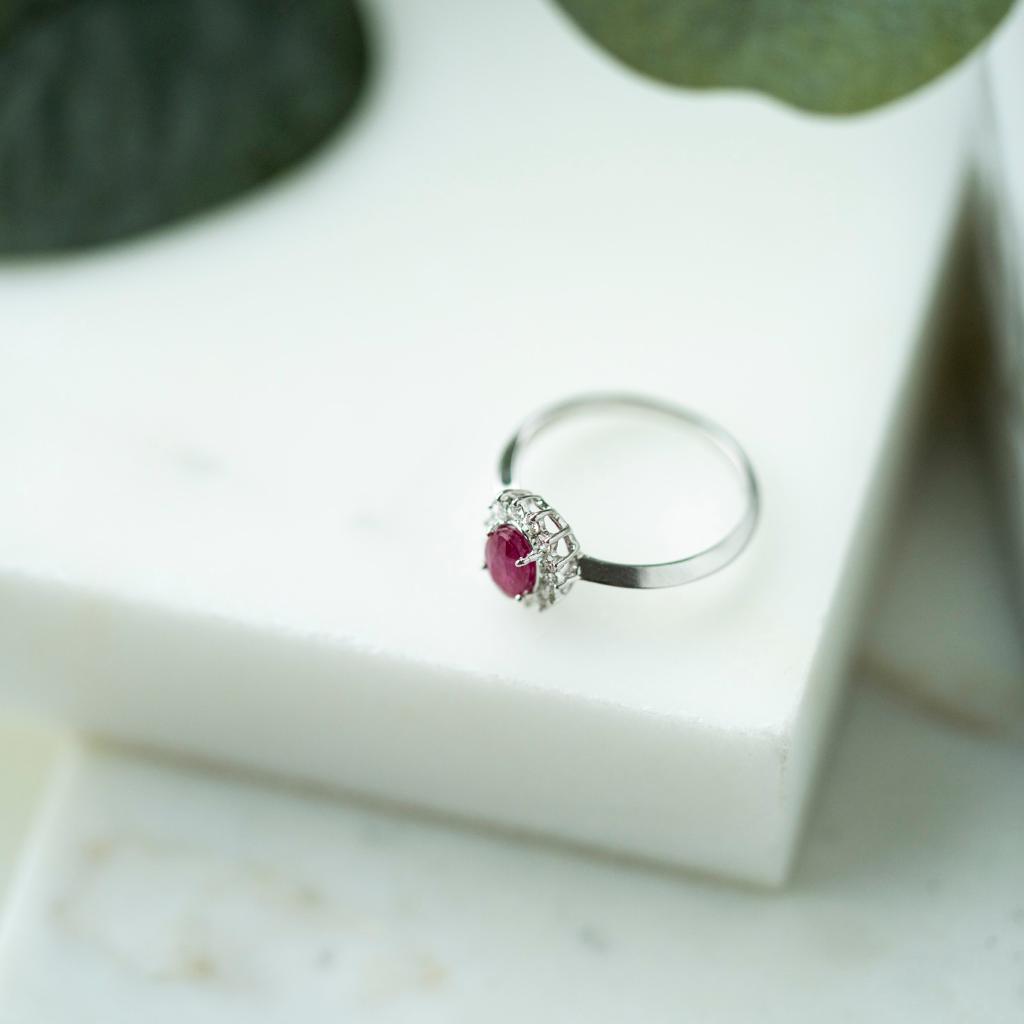 Bilde nummer 4 av Gold Collection, Ring i 585 hvitt gull med diamanter 0,14 ct og rubin