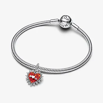 Bilde nummer 4 av Pandora Moments, Charms i 925 sølv med rødt hjerte med pil
