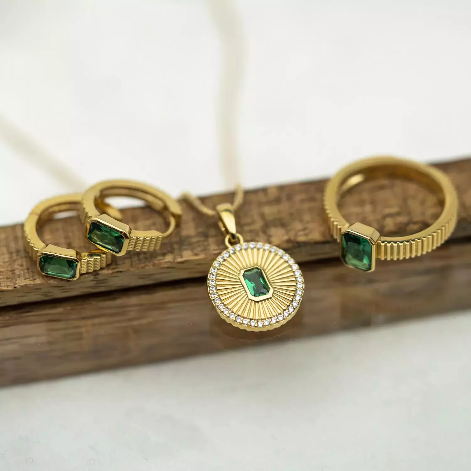 Bilde nummer 3 av Janne Formoe by Pan Jewelry, Smykke i forgylt 925 sølv med grønn zirkonia