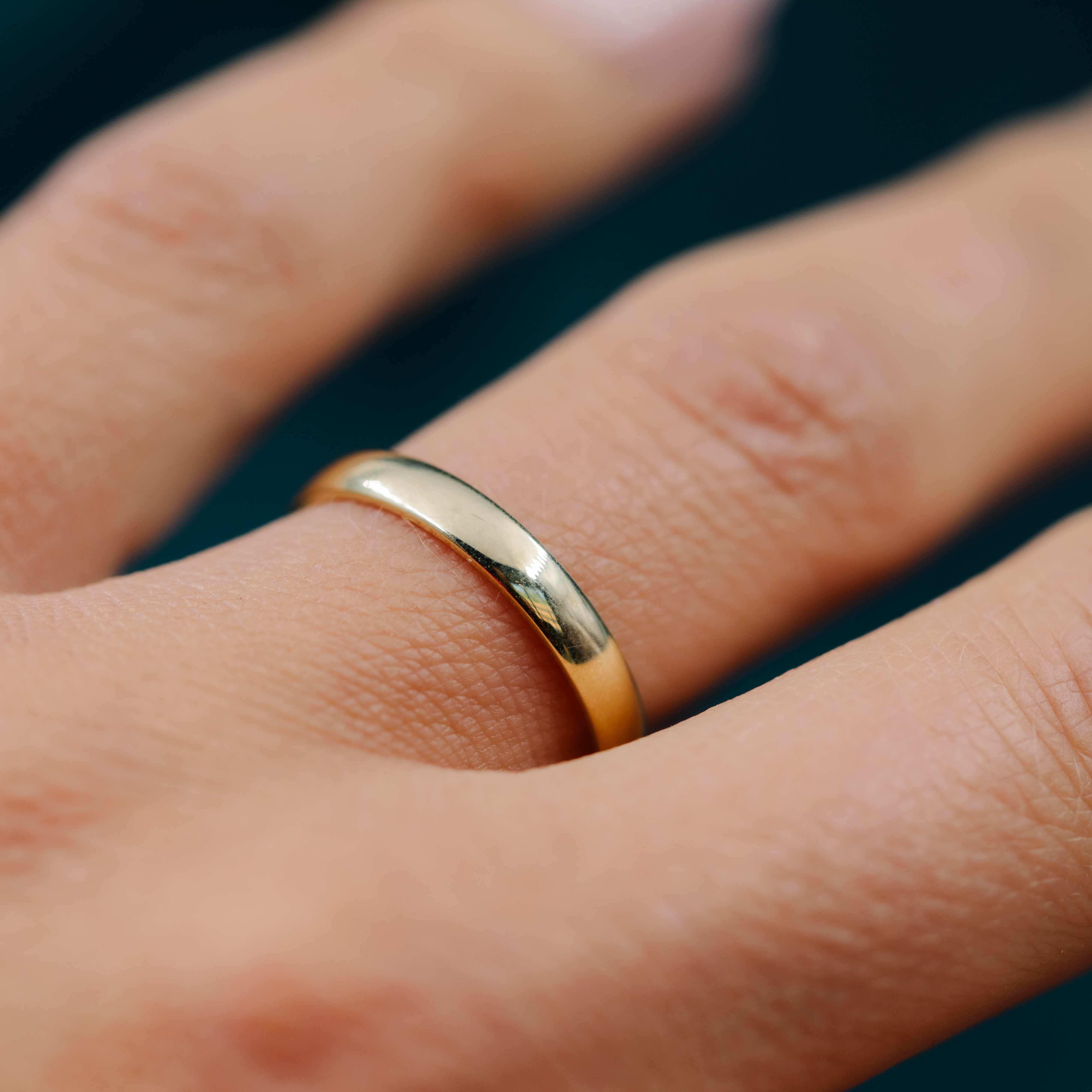 Bilde nummer 2 av Kaja & Fredrik giftering i 375 gult gull | 3 mm bredde